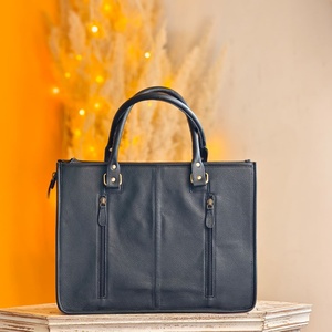Nouveauté 2026 : Sacs à bandoulière en cuir véritable Venus pour femmes, style vintage, décorés de lettres florales et de motifs gravés à la main, vente en gros - Product Image 3