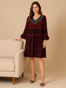 Robe Western Rouge à Pois de Haute Qualité, Col en V, Manches Longues Évasées, Empiècement Brodé, Coupe Ample, Longueur Genou, Décontractée, Vente en Gros - Product Image 5