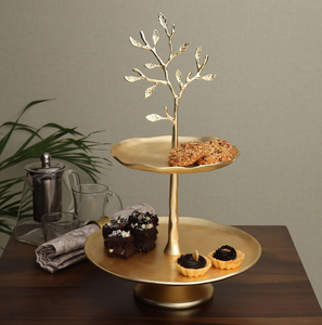 Support à gâteau doré de luxe avec un décor floral ajouré complexe et une base en fil torsadé, à prix de gros. - Product Image 5