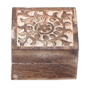 Caja de pañuelos bohemia de madera de mango hecha a mano por Aqdus Saleem con detalles de macramé - Ecológica, duradera, al por mayor - Product Image 3