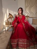 Robe longue en soie Chinon rouge foncé traditionnelle avec dentelle à sequins de 5 mm et broderies Zari, col en V, pantalon et dupatta Latkan – Collection Hiver/Automne Premium