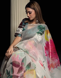 Sari en organza de soie blanc cassé KV avec chemisier non cousu - Product Image 1