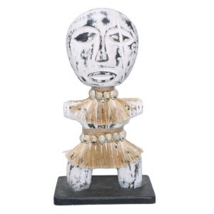 Ensemble de figurines tribales géométriques abstraites en bois sculpté à la main avec perles en fibre de raphia |   Ensemble 3 pièces moderne du milieu du siècle, blanc cassé vieilli - Product Image 2