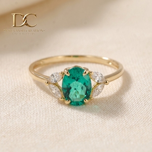 Nuevo Anillo de Compromiso y Boda Clásico de Lujo en Oro Amarillo de 14 Quilates con Diamante Cultivado en Laboratorio Certificado por IGI y Esmeralda Colombiana Cultivada en Laboratorio - Product Image 2