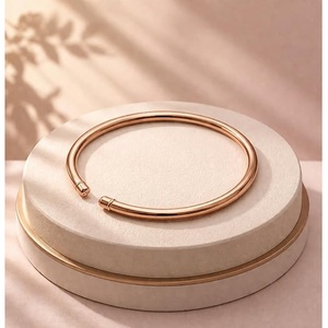Bracelet jonc ouvert en or rose poli miroir, minimaliste, en métal tubulaire massif, pour femme - Product Image 3