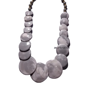 Esencia etérea: un viaje con cuentas de resina Ondas caprichosas: Collar de cuentas de resina hecho a mano Jardines brillantes: Inspirado en la naturaleza - Product Image 1