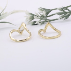Anillo de Compromiso de Lujo con Diamante Cultivado en Laboratorio, Corte Redondo Inclinado en Oro Amarillo Moderno, Diseño Chevron en V Curvo con Micro Pavé, Regalo Nupcial - Product Image 2