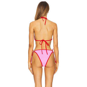 Conjunto de bikini rosa para mujer con ribete en contraste rojo, top triangular y braga con lazo lateral - Product Image 2