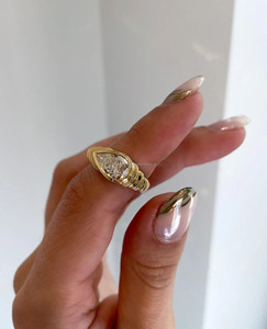 Anillo de Compromiso de Moissanita con Corte de Pera de 2.00 Quilates, Orientación Este-Oeste, Engaste de Bisel, Anillo de Boda Solitario, Regalo Único de Aniversario - Product Image 3