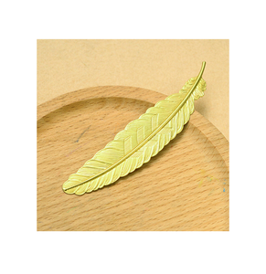 Marcapáginas de Metal con Diseño de Pluma y Logotipo Personalizado en Chapado en Oro, Ideal para Regalos para Maestros y Amigos - Product Image 5