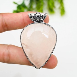 Pendentif bohème en argent sterling avec quartz rose serti à la main, forme poire - Product Image 1