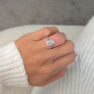 Anillo de Compromiso con Diamante Cultivado en Laboratorio, Corte Esmeralda de 2 Quilates, Biselado, Oro Blanco de 14K, Certificado IGI D-VVS2 - Product Image 6