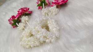 Gajra floral de perlas y rosas hecha a mano con mogra artificial, para bodas, fiestas y celebraciones, ligera y reutilizable. - Product Image 3