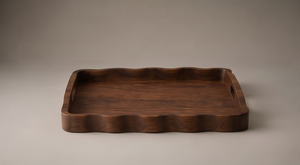 Plateau de service en bois à motif festonné unique, plateau en bois de mangue foncé avec bords ondulés et poignée latérale ergonomique intégrée - Product Image 3