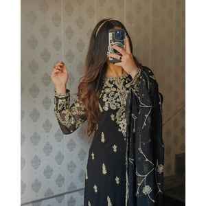 Conjunto de Top y pantalón de fiesta para mujer de diseñador con hermosa Dupatta - Product Image 2