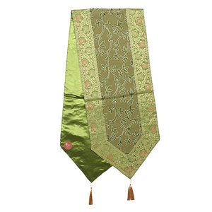 Chemin de table rectangulaire imprimé vert Aari Zari Couverture de table décorative en coton tricoté avec bordures pour les fêtes de mariage - Product Image 2