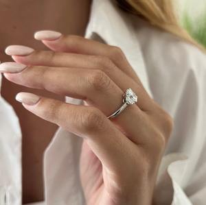 Bague à trois pierres en diamant ovale de 1,4 carat cultivé en laboratoire, diamants demi-lune, certifiée IGI - Product Image 4