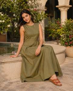 Robe midi sans manches vert olive |   Robe décontractée à col rond en mélange de coton, coupe évasée, avec poches latérales - Product Image 2