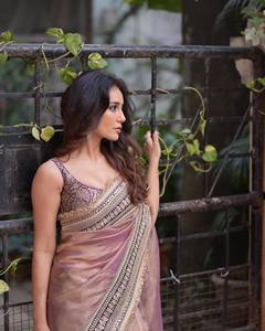 La deslumbrante belleza de este saree contemporáneo radica en los intrincados adornos hechos a mano que se extienden a lo largo del saree. - Product Image 5