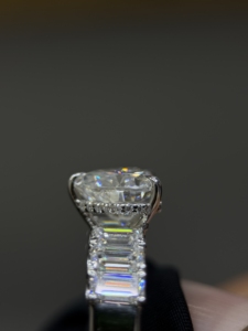 Bague en or massif 14 carats de créateur, sertie de diamants taille radiant certifiés IGI, plaquée rhodium – Bijou de luxe élégant pour mariée et idéal pour offrir - Product Image 1