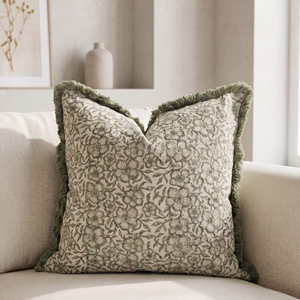 Housse de coussin décorative bleue premium à imprimé floral botanique avec passepoil, pour décoration de salon de style côtier - Product Image 2