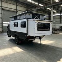 Leichtgewichtiger Offroad-Wohnwagen mit Aufstelldach für Camping, Reisen und Overland-Abenteuer