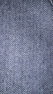 Tela de tweed de poliéster con diseño en espiga en negro con detalles en azul marino, 300 gsm, antipilling, de doble cara y calidad premium. - Product Image 3
