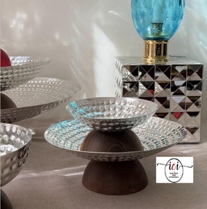 Plateau de service rond en métal poli de luxe moderne avec support en bois, écologique, pour les occasions de mariage - Product Image 1