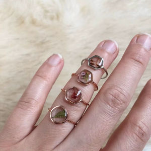 Bague artisanale en corne style animal avec fleurs séchées pressées pour couple, mariée, cadeaux Saint-Valentin et Noël - Product Image 1