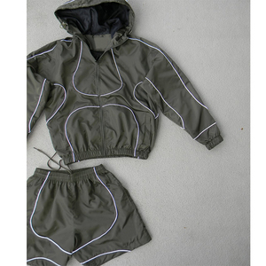 ชุดเซ็ตเสื้อแจ็คเก็ตแขนยาวและกางเกงขาสั้นซิปสองชิ้นสำหรับผู้ชาย พิมพ์ลายได้ตามต้องการ ผลิตจากโพลีเอสเตอร์และไนลอน กันลม ชุดวอร์มสำหรับผู้ชาย - Product Image 3