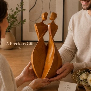 Sculpture artisanale en bois représentant des figures amoureuses, décoration artistique contemporaine pour table, salon, thème mariage - Product Image 2