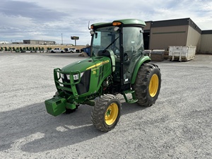 Tracteur compact John Deere 4066R 4x4, 66 CV, transmission hydrostatique, prise de force, cabine, compatible avec chargeur frontal, utilisation agricole, aménagement paysager, utilisation en terrain accidenté - Product Image 5