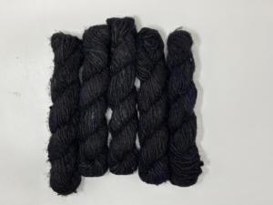 Fil de soie de sari recyclé, fabriqué par des artisans qualifiés, offre des palettes de couleurs vibrantes et une douceur texturée pour un tissage durable. - Product Image 3
