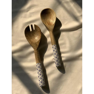 Tazón de madera con resina en el interior para servir frutas y sopa con cuchara, ideal para uso en hoteles y catering. - Product Image 5