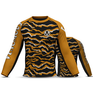 เสื้อรัดกล้ามเนื้อพิมพ์ลาย Venomous Tiger Viper สำหรับ MMA BJJ ผลิตจากผ้าสแปนเด็กซ์/โพลีเอสเตอร์ ระบายอากาศได้ดี แห้งเร็ว เป็นมิตรกับสิ่งแวดล้อม แขนยาวสำหรับผู้ชาย - Product Image 1
