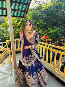 Lehenga indien pour réception de fête en gorgette violette avec choli brodé - Product Image 2