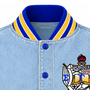 Chaqueta Bomber de Mezclilla para Mujer en Azul Claro, Azul Rey y Amarillo, con Escudo Bordado, Cierre de Botones a Presión y Puños Acanalados, Estilo Casual - Product Image 4