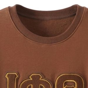 เสื้อสเวตเชิ้ตคอกลมแบบมีกระเป๋า Iota Phi Theta สีน้ำตาล ผลิตจากผ้าเชนิลล์ เสื้อผ้ากรีกคุณภาพพรีเมียมสำหรับสมาคมนักศึกษา - Product Image 6
