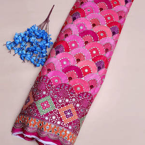 Tela crepé natural con estampado geométrico de espejos en magenta rosa y borde grueso para kurtis de diseñador y vestidos étnicos. - Product Image 1