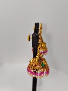 Pendientes Antiguos de Oro Sólido de 22k con Motivo de Lakshmi Hecho a Mano, con Esmeraldas Verdes y Perlas Naturales para Boda - Product Image 3