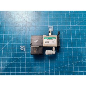 Válvula Solenoide de 3 Puertos CKD 3PA110-D2, Usada, Piezas de Equipos Legacy Semiconductor - Product Image 3