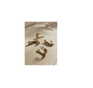 Crochets muraux en laiton d'inspiration vintage apportent un charme du vieux monde aux arrangements muraux intérieurs dans les designs de maisons classiques - Product Image 1