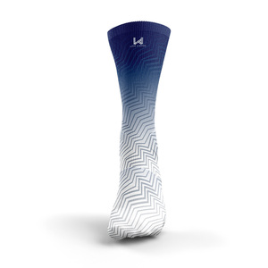 Chaussettes de sport personnalisées à motif géométrique, dégradé bleu et blanc, imprimées, respirantes, en spandex et polyester, pour adultes et jeunes - Product Image 1
