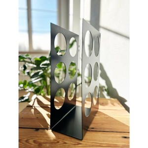 Nouveauté : Porte-bouteilles minimaliste en métal, forme rectangulaire, design durable pour le rangement à domicile ou au bar, avec découpes rondes - Product Image 4