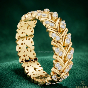 Bague d'éternité en diamant d'inspiration naturelle avec motifs de feuilles répétés, accents pavés ronds brillants et bande large audacieuse, design de luxe - Product Image 3