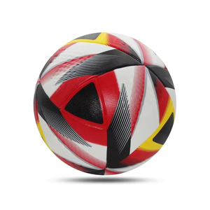 Balón de Fútbol de Alta Calidad con Textura de Rayas Dinámicas y Diseño Angular - Product Image 2