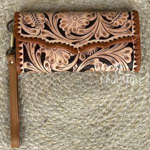 Cartera de Mano de Cuero Genuino Hecha a Mano de Primera Calidad para Mujer, Nuevo Diseño Floral, Correa para la Muñeca, Gran Capacidad, Tarjetero y Monedero - Product Image 1