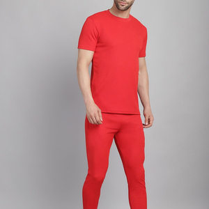 Ensemble de survêtement décontracté pour homme, t-shirt à manches courtes col rond de couleur unie rouge avec pantalon assorti, léger et respirant, idéal pour l'été - Product Image 1