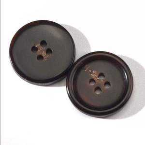 Bouton en corne de buffle de forme ronde pour la couture de vêtements haut de gamme, la confection et la décoration de vêtements. - Product Image 2