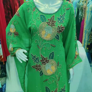 Elegante Caftán Verde Esmeralda Bordado – Detalles Florales Dorados Cosidos a Mano y Drapeados de Chifón para Ocasiones Formales - Product Image 1